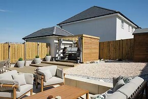 Stylish House in Perth-hot Tub-garden-sleeps 6