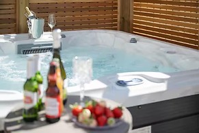 Stylish House in Perth-hot Tub-garden-sleeps 6