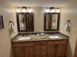 Quicksilver 1609 Premier 2-bedroom, ground floor 2 Condo