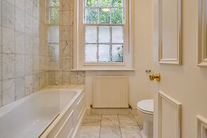Belgravia - Charming Spacious 4 Bed Home for 9