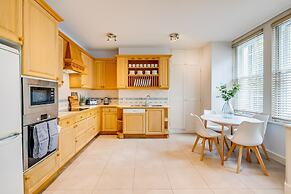 Belgravia - Charming Spacious 4 Bed Home for 9