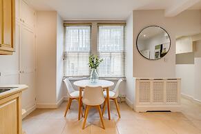 Belgravia - Charming Spacious 4 Bed Home for 9