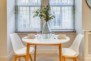 Belgravia - Charming Spacious 4 Bed Home for 9