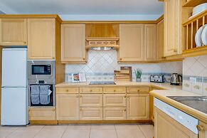 Belgravia - Charming Spacious 4 Bed Home for 9