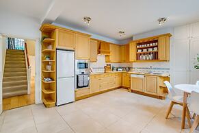 Belgravia - Charming Spacious 4 Bed Home for 9