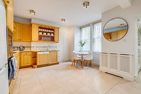 Belgravia - Charming Spacious 4 Bed Home for 9