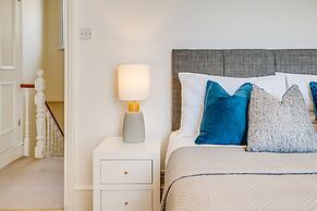Belgravia - Charming Spacious 4 Bed Home for 9
