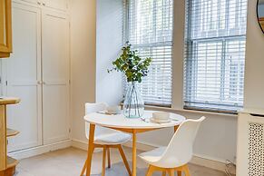 Belgravia - Charming Spacious 4 Bed Home for 9