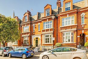 Belgravia - Charming Spacious 4 Bed Home for 9