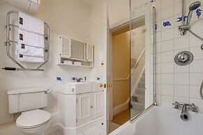 Belgravia - Charming Spacious 4 Bed Home for 9