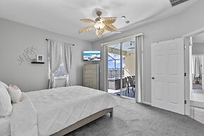 Trafalgar Resort Community Pool and Gym, Private Pool!