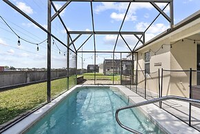 Trafalgar Resort Community Pool and Gym, Private Pool!