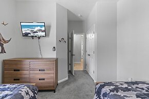 Trafalgar Resort Community Pool and Gym, Private Pool!