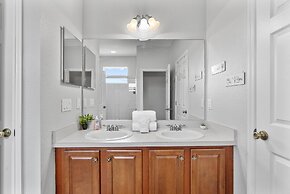 Trafalgar Resort Community Pool and Gym, Private Pool!