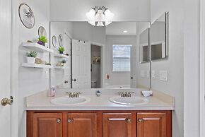 Trafalgar Resort Community Pool and Gym, Private Pool!