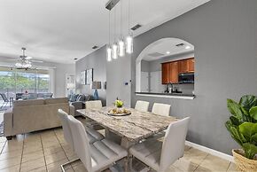 Trafalgar Resort Community Pool and Gym, Private Pool!