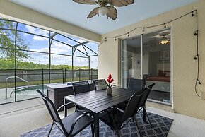 Trafalgar Resort Community Pool and Gym, Private Pool!