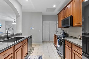 Trafalgar Resort Community Pool and Gym, Private Pool!