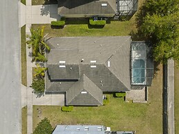 Trafalgar Resort Community Pool and Gym, Private Pool!