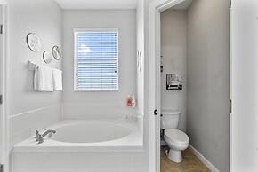 Trafalgar Resort Community Pool and Gym, Private Pool!