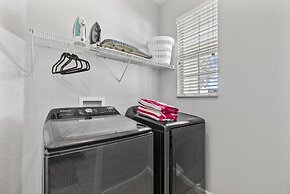 Trafalgar Resort Community Pool and Gym, Private Pool!