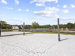 Trafalgar Resort Community Pool and Gym, Private Pool!