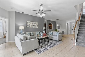 Trafalgar Resort Community Pool and Gym, Private Pool!