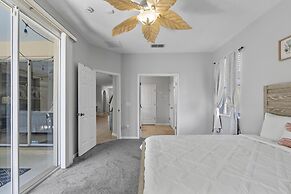 Trafalgar Resort Community Pool and Gym, Private Pool!