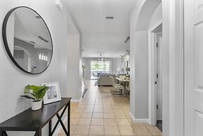 Trafalgar Resort Community Pool and Gym, Private Pool!