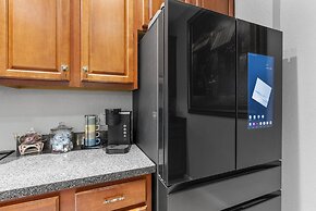 Trafalgar Resort Community Pool and Gym, Private Pool!