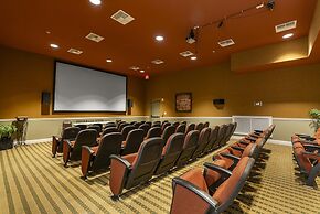 Trafalgar Resort Community Pool and Gym, Private Pool!