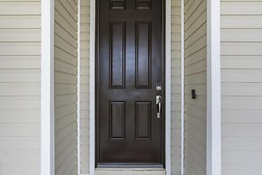 Trafalgar Resort Community Pool and Gym, Private Pool!