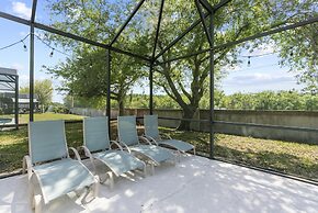 Trafalgar Resort Community Pool and Gym, Private Pool!