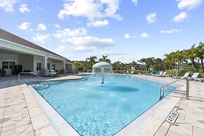 Trafalgar Resort Community Pool and Gym, Private Pool!