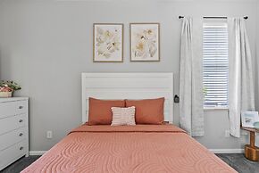 Trafalgar Resort Community Pool and Gym, Private Pool!