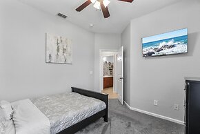 Trafalgar Resort Community Pool and Gym, Private Pool!