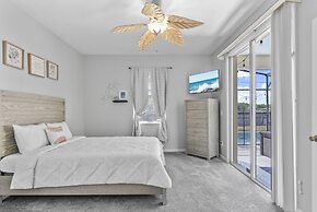 Trafalgar Resort Community Pool and Gym, Private Pool!