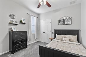 Trafalgar Resort Community Pool and Gym, Private Pool!