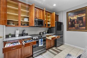 Trafalgar Resort Community Pool and Gym, Private Pool!