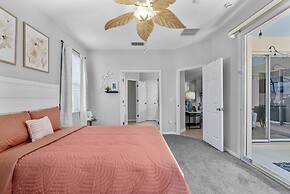 Trafalgar Resort Community Pool and Gym, Private Pool!