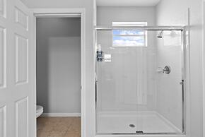 Trafalgar Resort Community Pool and Gym, Private Pool!