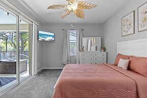 Trafalgar Resort Community Pool and Gym, Private Pool!