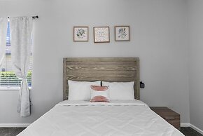 Trafalgar Resort Community Pool and Gym, Private Pool!