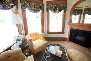 The Charles Pacific Grove - Artfully Designed Inclusive Inn