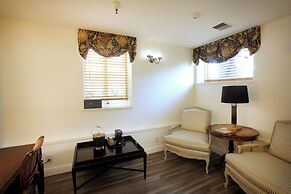 The Charles Pacific Grove - Artfully Designed Inclusive Inn