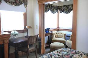 The Charles Pacific Grove - Artfully Designed Inclusive Inn