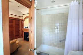 The Charles Pacific Grove - Artfully Designed Inclusive Inn