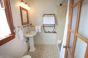 The Charles Pacific Grove - Artfully Designed Inclusive Inn