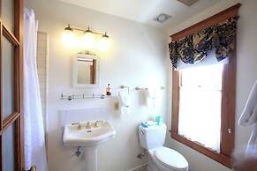 The Charles Pacific Grove - Artfully Designed Inclusive Inn