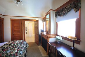 The Charles Pacific Grove - Artfully Designed Inclusive Inn